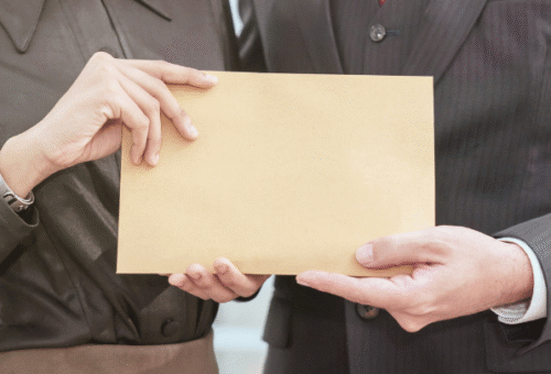 Nagrody i premie pracownicze – jak je odróżniać i prawidłowo uregulować zasady ich przyznawania?